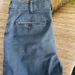 Men’s American Eagle Slim Flex Fit khaki’s.